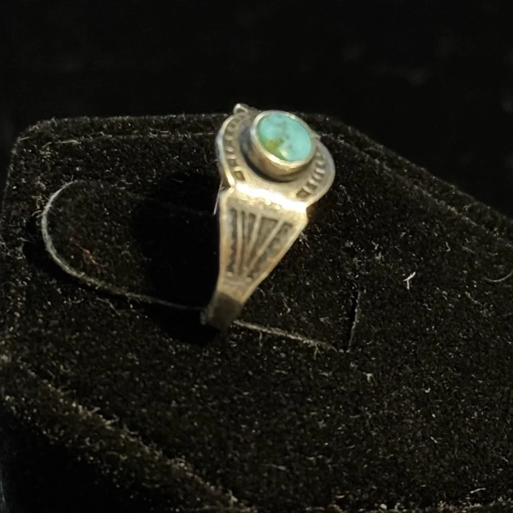 Vintage Native American Turquoise Sterling Silver Ring - Picture 2 of 4